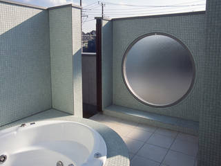 吹き抜けブリッジとジャグジーのある家, （株）独楽蔵 KOMAGURA （株）独楽蔵 KOMAGURA Eclectic style bathroom