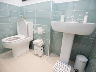 Could you do with a second bathroom? homify Bagno minimalista Blu bathroom,bathroom furniture,small bathroom,bathroom sink,bathroom floor,bathroom floor