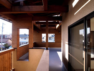 大屋根の家, AtelierorB AtelierorB Balcon, Veranda & Terrasse modernes