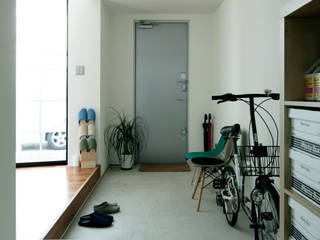 2010 HMC House, AtelierorB AtelierorB インダストリアルな 玄関&廊下&階段 灰色