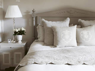 Modernes Landhausstil Schlafzimmer in Offwhite & Taupe, Homemate GmbH Homemate GmbH Country style bedroom Grey