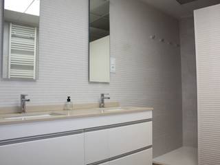 Reforma cuarto de baño en Valencia, Gestionarq, arquitectos en Xàtiva Gestionarq, arquitectos en Xàtiva Modern bathroom Ceramic