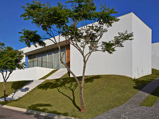 Casa no Condomínio Serra dos Manacás, Lanza Arquitetos Lanza Arquitetos Casas modernas Branco
