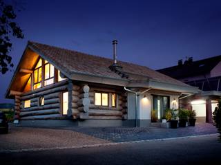 Landhaus mit besonderem Charme und gesundem Raumklima: Modernes Wohnen im Naturstammhaus, Kneer GmbH, Fenster und Türen Kneer GmbH, Fenster und Türen شبابيك