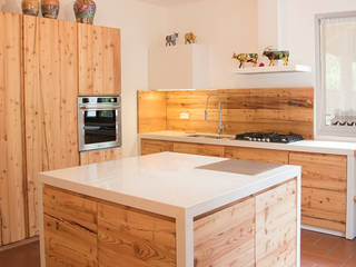 Cucina su misura in larice antico, RI-NOVO RI-NOVO Rustic style kitchen Wood