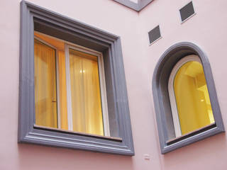 Cornici per finestre ed ingresso cortile interno Palazzo a Roma, Eleni Decor Eleni Decor 모던스타일 주택