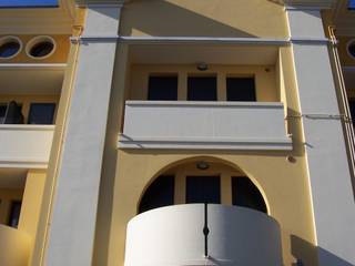 Condominio con balconi tondi, Eleni Decor Eleni Decor Casas modernas: Ideas, imágenes y decoración