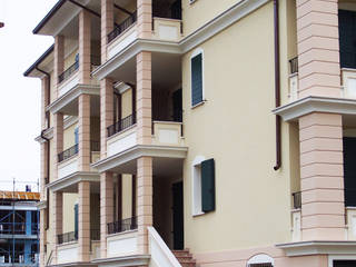 Condominio con pilastri bugnati, Eleni Decor Eleni Decor Modern houses