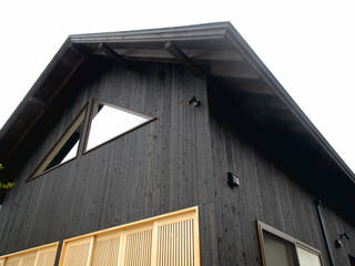 i－HOUSE, 松浦一級建築設計事務所 松浦一級建築設計事務所 モダンスタイルの 玄関&廊下&階段 木 黒色