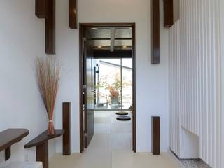 四季の家, 松浦一級建築設計事務所 松浦一級建築設計事務所 玄関＆廊下＆階段収納 木 白色
