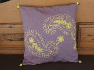 Hand embroidered cushions, Kamala Kamala Quartos de criança tropicais