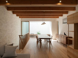 祐天寺の家, 築紡｜根來宏典 築紡｜根來宏典 Moderne Wohnzimmer Fliesen Holznachbildung
