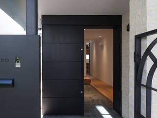 祐天寺の家, 築紡｜根來宏典 築紡｜根來宏典 Modern Corridor, Hallway and Staircase Iron/Steel Black