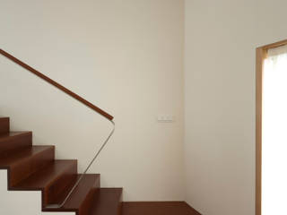 Casa em Francelos, ABPROJECTOS ABPROJECTOS Modern corridor, hallway & stairs