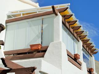 Cerramiento en Málaga, ALLGLASS CONFORT SYSTEM ALLGLASS CONFORT SYSTEM Rustykalny balkon, taras i weranda