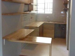 Montreaux - Kitchen 4, GreenCube Design Pty Ltd GreenCube Design Pty Ltd ห้องครัวตู้เก็บของและชั้นวางของ ไม้