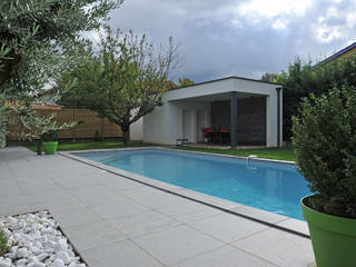 Maison méditerranéene actuelle, Pierre Bernard Création Pierre Bernard Création Modern pool