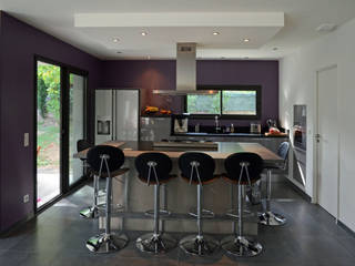 Maison moderniste à la décoration colorée, Pierre Bernard Création Pierre Bernard Création Kitchen