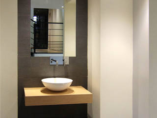 Maison au design moderne avec piscine, Pierre Bernard Création Pierre Bernard Création Minimalist bathroom