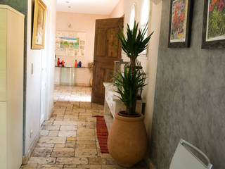 Maison de plain pied avec sol en pierre au design méditerranéen , Pierre Bernard Création Pierre Bernard Création Mediterranean corridor, hallway & stairs