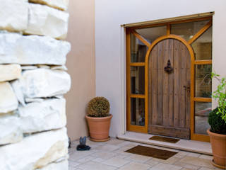 Maison avec couloir vitré et mobilier bois, Pierre Bernard Création Pierre Bernard Création Drevené dvere Drevo Efekt dreva