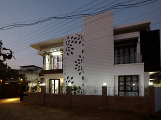 Dr Rafique Mawani's Residence, M B M architects M B M architects Minimalist house