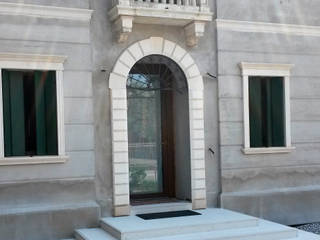 Villa a Barbarano Vicentino, Eleni Decor Eleni Decor Klasyczne okna i drzwi
