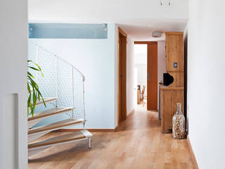 Apartamento Mateus Grou, Zoom Urbanismo Arquitetura e Design Zoom Urbanismo Arquitetura e Design Minimalist corridor, hallway & stairs