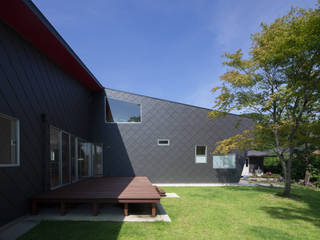 菅尾の曲屋, 田村の小さな設計事務所 田村の小さな設計事務所 Casas estilo moderno: ideas, arquitectura e imágenes Aluminio/Cinc