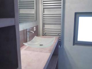 Rénovation d'un appartement dans le Languedoc Roussillon - salle de bain en béton ciré, A Fleur de Chaux A Fleur de Chaux