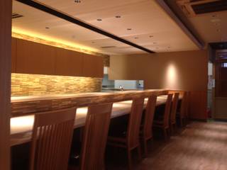 金沢駅前にある寿司ダイニング, イデア建築デザイン事務所 イデア建築デザイン事務所 Asian style dining room Wood Wood effect