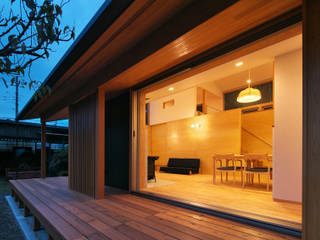 スキップフロアで繋がる家, かんばら設計室 かんばら設計室 Ausgefallener Balkon, Veranda & Terrasse Holz