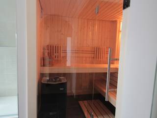 Sauna mit Knick in der Glasfront, Wellness & More GmbH Wellness & More GmbH 現代浴室設計點子、靈感&圖片