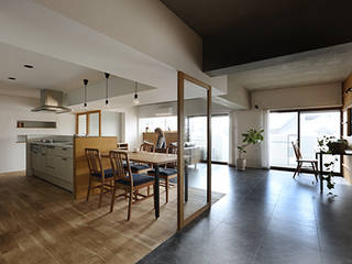 Kyoto - apartment house - Renovation, ALTS DESIGN OFFICE ALTS DESIGN OFFICE Rustykalny korytarz, przedpokój i schody Drewno O efekcie drewna