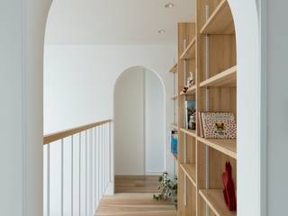 Otsu House, ALTS DESIGN OFFICE ALTS DESIGN OFFICE Scandinavian style corridor, hallway& stairs سلور / گولڈ