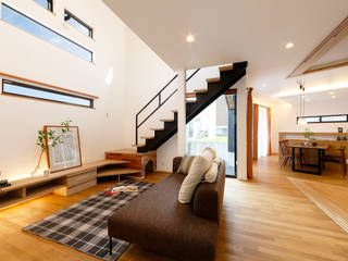 三角地に建つ木の薫る家, 株式会社アートハウス 株式会社アートハウス Eclectic style living room