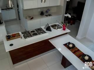 Mr & Mrs Du Plessis Project - The Hills Estate, Pretoria, Ergo Designer Kitchens & Cabinetry Ergo Designer Kitchens & Cabinetry مطبخ خشب Wood effect