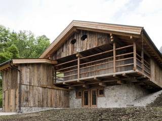 Recupero di un Tabià a Selva di Cadore: Le tradizionali costruzioni in legno e pietra, EXiT architetti associati EXiT architetti associati منازل خشب