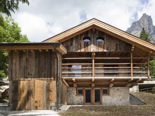Recupero di un Tabià a Selva di Cadore, EXiT architetti associati EXiT architetti associati Rustikale Häuser Holz