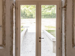 Palazzo Fincati , MORO SAS DI GIANNI MORO MORO SAS DI GIANNI MORO Classic style windows & doors White