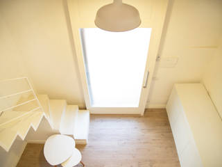 Casa F, ARCH. FRANCESCA TIMPERANZA ARCH. FRANCESCA TIMPERANZA Minimalist corridor, hallway & stairs Wood Wood effect