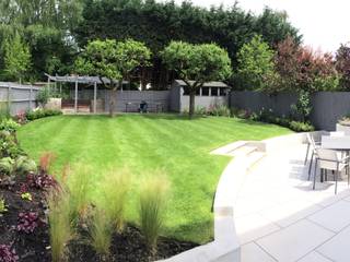 Modern Family Garden Borrowed Space Jardines de estilo moderno lawn,modern,contempoary,pergola,raised border,wall,concrete,paving,render