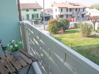HOME STAGING in appartamento di nuova costruzione, Mirna Casadei Home Staging Mirna Casadei Home Staging Nowoczesny balkon, taras i weranda