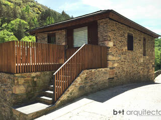 Volumen reformado. Terraza de acceso y barandilla de madera y acero b+t arquitectos Casas de estilo rural