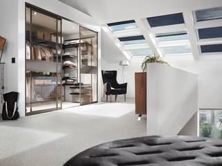 Ankleidezimmer unterm Dach, Elfa Deutschland GmbH Elfa Deutschland GmbH Classic style dressing room Brown