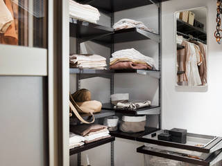 Ankleidezimmer unterm Dach, Elfa Deutschland GmbH Elfa Deutschland GmbH Classic style dressing room