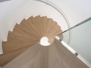 Unieke zwevende spilloze spiltrap in prachtige villa, EeStairs | Stairs and balustrades EeStairs | Stairs and balustrades モダンスタイルの 玄関&廊下&階段 木