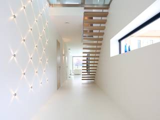 Unieke zwevende spilloze spiltrap in prachtige villa, EeStairs | Stairs and balustrades EeStairs | Stairs and balustrades Modern corridor, hallway & stairs Wood