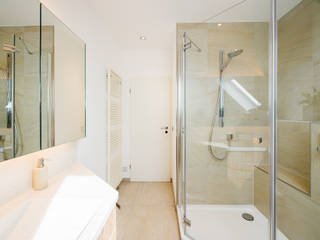 homify Modern Bathroom