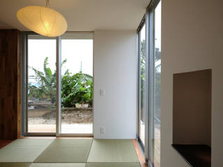 House in Yaese, STUDIO COCHI ARCHITECTS STUDIO COCHI ARCHITECTS Salas multimídia minimalistas